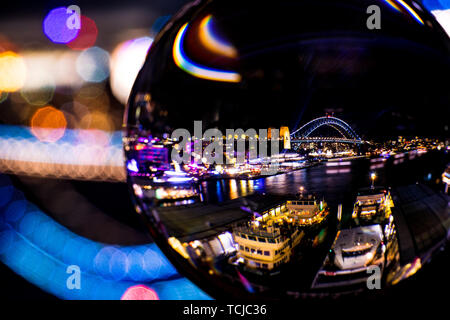 Il Porto di Sydney durante il vivo come visto attraverso una sfera di vetro. Sydney, Australia. Foto Stock