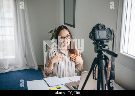 Ragazza blogger registra video per i loro abbonati. Infobusiness o le informazioni di business o hobby o on-line di istruzione o di formazione per le persone. Foto Stock