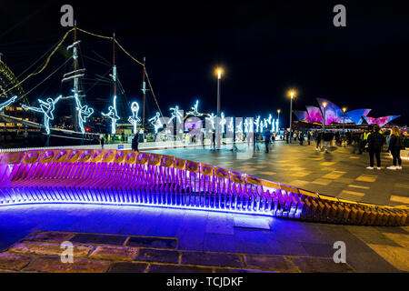 Più installazioni di luce all'area Rocks di Sydney con la Sydney Opera House in background durante il vivido. Foto Stock