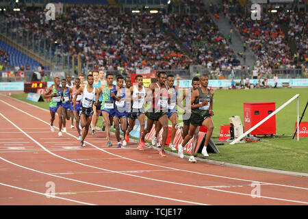 Roma, Italia - Jun 06: Selemon Barego di Ehtiopia compete in Uomini 5000m evento durante la IAAF Diamond League 2019 Golden Gala Pietro Mennea a Roma Foto Stock