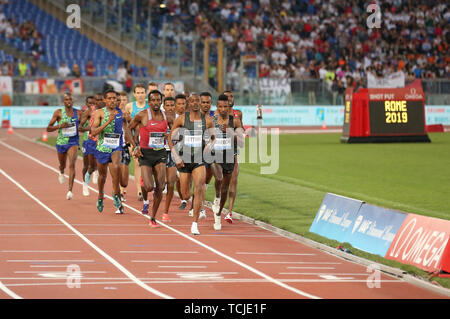 Roma, Italia - Jun 06: Selemon Barego di Ehtiopia compete in Uomini 5000m evento durante la IAAF Diamond League 2019 Golden Gala Pietro Mennea a Roma Foto Stock