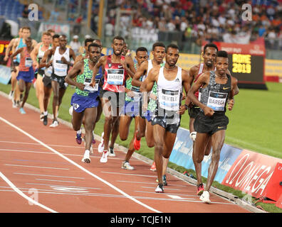 Roma, Italia - Jun 06: Telahun Haile Bekele e Selemon Barega dell Etiopia competere in Uomini 5000m evento durante la IAAF Diamond League 2019 Golden Ga Foto Stock