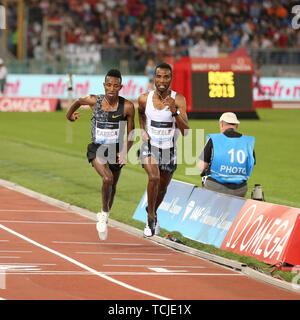 Roma, Italia - Jun 06: Telahun Haile Bekele e Selemon Barega dell Etiopia competere in Uomini 5000m evento durante la IAAF Diamond League 2019 Golden Ga Foto Stock