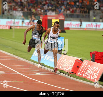 Roma, Italia - Jun 06: Telahun Haile Bekele e Selemon Barega dell Etiopia competere in Uomini 5000m evento durante la IAAF Diamond League 2019 Golden Ga Foto Stock