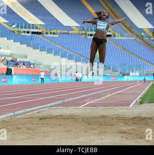 Roma, Italia - Jun 06: Caterine Ibarguen della Colombia compete in Donne Salto in lungo evento durante la IAAF Diamond League 2019 Golden Gala Pietro Menne Foto Stock