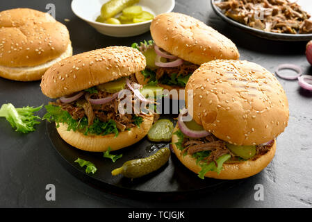 Tirato gustosi sandwich di manzo con verdure su tavola di legno. Vista ravvicinata Foto Stock