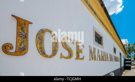 Azeitao, Portogallo - 7 Giugno 2019: Azulejo decorato segno a Jose Maria da Fonseca cantina in Azeitao, Setubal, Portogallo, famosa per i suoi vigneti Foto Stock