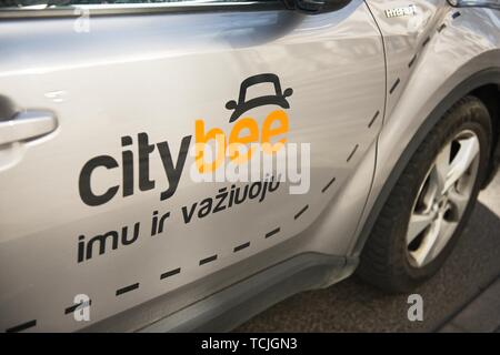 Kaunas, Lituania, 15 Aprile 2019: colore grigio auto con logo Citybee sulla strada. Citybee Company fornisce auto e bici Servizi di condivisione . Foto Stock