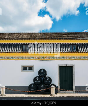 Azeitao, Portogallo - 7 Giugno 2019: ingresso a Jose Maria da Fonseca cantina in Azeitao, Setubal, Portogallo, famosa per i suoi vigneti Foto Stock