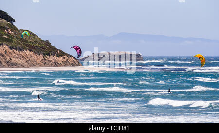 Giugno 6, 2019 Davenport / CA / STATI UNITI D'AMERICA - Persone kite surfing nell'Oceano Pacifico, vicino a Santa Cruz, su un soleggiato e caldo giorno Foto Stock