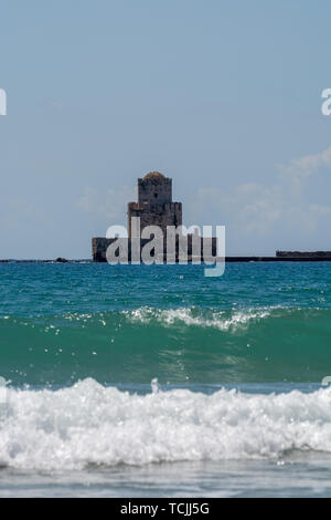 Vista panoramica sulla vecchia torre di fort e storico castello nell'antica città pittoresca Methoni il Peloponneso, Grecia, destinazione turistica Foto Stock