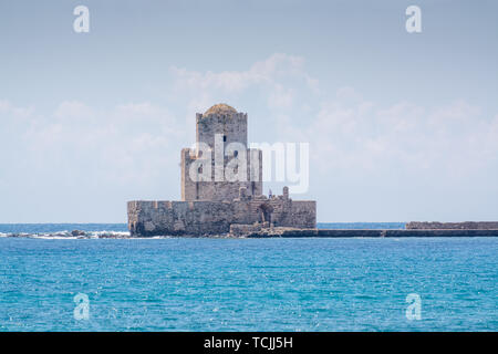 Vista panoramica sulla vecchia torre di fort e storico castello nell'antica città pittoresca Methoni il Peloponneso, Grecia, destinazione turistica Foto Stock