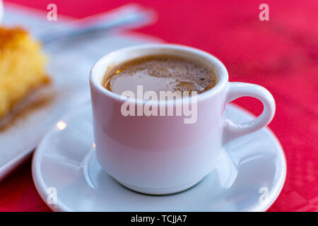Caffè tradizionale greco servito in bianco set caffè nel bar vicino fino Foto Stock