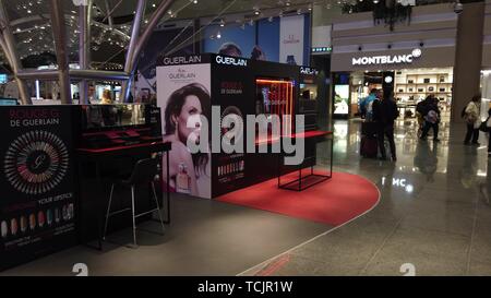 Istanbul, Turchia - 19 Aprile 2019: la gente a passeggiare e a fare shopping nei negozi del duty free area nel nuovo dall'Aeroporto Internazionale di Istanbul, Istanbul Yeni Foto Stock