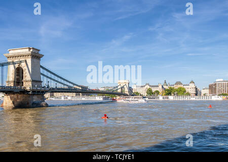 Vista del famoso Ponte delle Catene e Pest del Danubio da Buda, Budapest, Ungheria Foto Stock