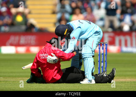 L'Inghilterra del Jason Roy (destra) dopo collisione in arbitro Joel Wilson durante la ICC Cricket World Cup group stage corrispondono a Cardiff Galles Stadium. Foto Stock