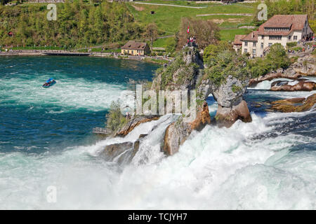 Schaffhausen, Vorarlberg, Svizzera - 20 Aprile 2019: il vecchio mulino ad acqua (Mühleradhaus Muehleradhaus) da Rheinfall (cascate del Reno) sul fiume Rhein (Rhin Foto Stock