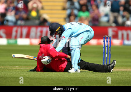 L'Inghilterra del Jason Roy (destra) dopo collisione in arbitro Joel Wilson durante la ICC Cricket World Cup group stage corrispondono a Cardiff Galles Stadium. Foto Stock