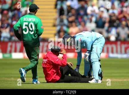 L'Inghilterra del Jason Roy (destra) dopo collisione in arbitro Joel Wilson (centro) durante la ICC Cricket World Cup group stage corrispondono a Cardiff Galles Stadium. Foto Stock