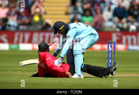 Jason Roy in Inghilterra (a destra) dopo aver urtato nell'umpire Joel Wilson durante la partita di gruppo della Coppa del mondo di cricket ICC al Cardiff Wales Stadium. Foto Stock