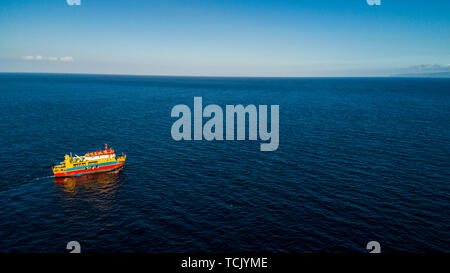 Vista aerea del traghetto che naviga nell oceano. Travel Vacation ricreazione paradiso del turismo. Foto Stock
