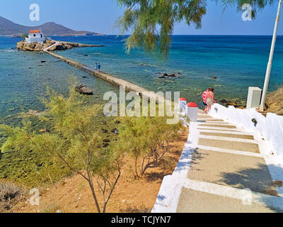 La gente camminare il percorso nel mare portando ad Agios (SAN) Isidoros cappella, su un'isola, Leros, Grecia. Foto Stock