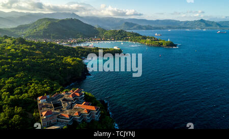 Hotel abbandonato sulla montagna guarda verso il mare aperto Foto Stock