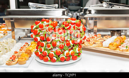 Insalata Caprese su bastoni parte servire - Varietà di disposti party finger food - buffet freddo Foto Stock