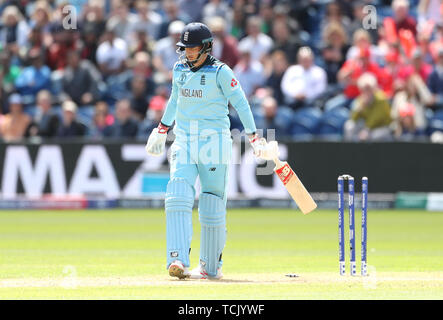 Inghilterra è Joe radice è colpiti dal Bangladesh Mohammed Saifuddin (non mostrato) durante la ICC Cricket World Cup group stage corrispondono a Cardiff Galles Stadium. Foto Stock