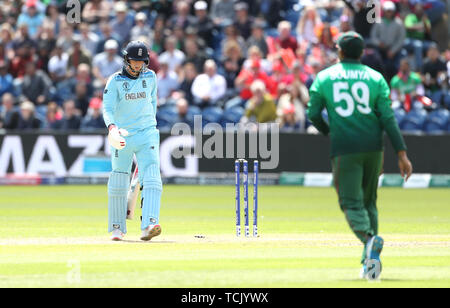 Inghilterra è Joe radice è colpiti dal Bangladesh Mohammed Saifuddin (non mostrato) durante la ICC Cricket World Cup group stage corrispondono a Cardiff Galles Stadium. Foto Stock