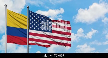 La Colombia e Stati Uniti bandiera sventolare nel vento contro bianco torbido cielo blu insieme. Concetto di Diplomazia e relazioni internazionali. Foto Stock