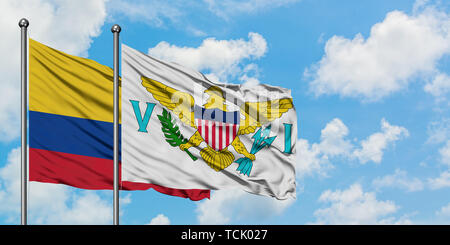 La Colombia e Stati Uniti Isole Vergini bandiera sventolare nel vento contro bianco torbido cielo blu insieme. Concetto di Diplomazia e relazioni internazionali. Foto Stock