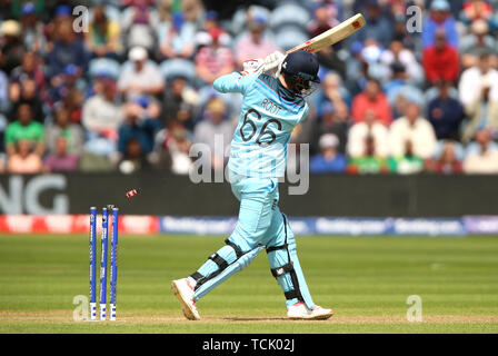 Inghilterra è Joe radice è colpiti dal Bangladesh Mohammad Saifuddin durante l'ICC Cricket World Cup group stage corrispondono a Cardiff Galles Stadium. Foto Stock