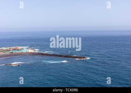 Spiagge e alberghi di Puerto de la Cruz Tenerife Foto Stock
