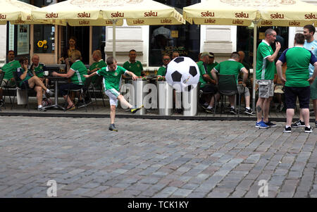 Un giovane Irlanda del Nord la ventola gioca a calcio prima di UEFA EURO 2020 qualifica, gruppo C corrispondono a A. Le Coq Arena, Tallinn. Foto Stock