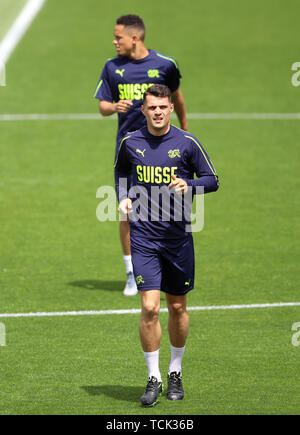 La Svizzera Granit Xhaka durante una sessione di formazione al Estadio D. Afonso Henriques di Guimaraes. Foto Stock