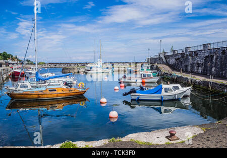 Carnlough, un piccolo villaggio sul causeway strada costiera di Antrim, Irlanda del Nord Foto Stock