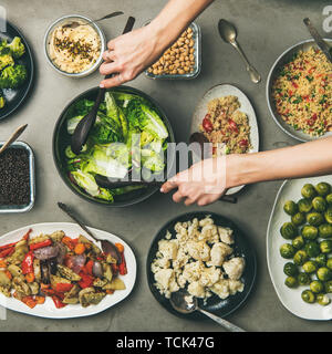 Sani piatti Vegan e donna mani tenendo insalata, raccolto quadrato Foto Stock