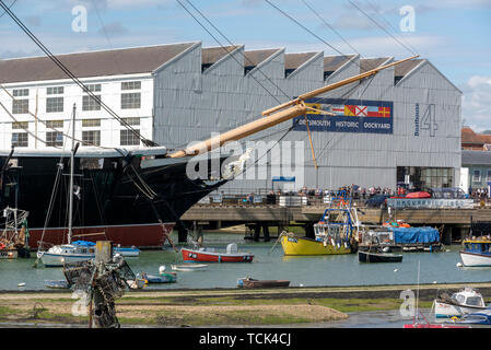 Il porto di Portsmouth, England, Regno Unito, maggio 2019. La prua della HMS Warrior all'entrata di Portsmouth Historic Dockyard. Foto Stock