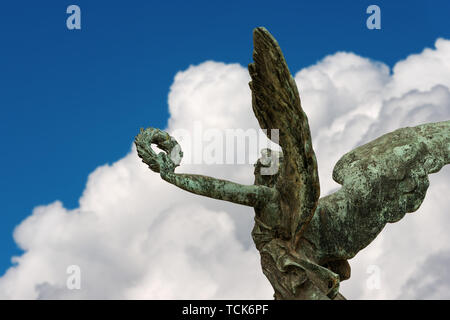 Statua di bronzo di un vittoria alata. Il Vittoriano o Altare della Patria (Altare della Patria). Roma, sito patrimonio mondiale dell'UNESCO, Italia, Europa Foto Stock