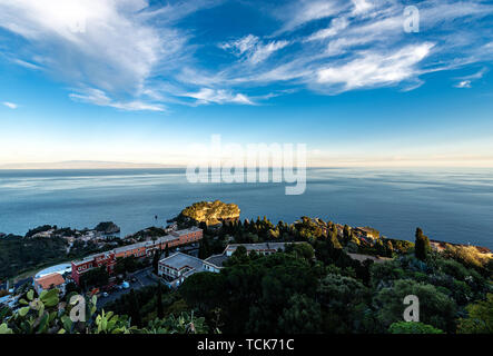 Mare Mediterraneo e della costa di Taormina, Mazzaro beach. Sicilia Isola, Messina, Italia, Europa. All'orizzonte le coste della Calabria Foto Stock