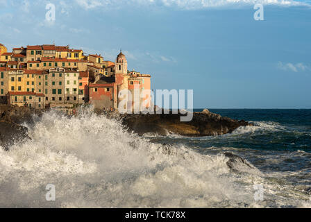 Grandi onde nel mare Mediterraneo. Il borgo antico di Tellaro durante una tempesta di mare. La Spezia, Liguria, Italia, Europa Foto Stock