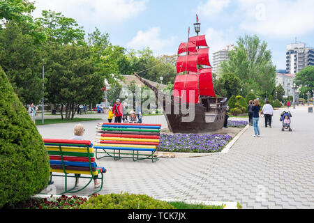 Anapa, Russia - 13 Maggio 2019: nave 'Scarlet Vele' sul terrapieno di Anapa, Russia Foto Stock