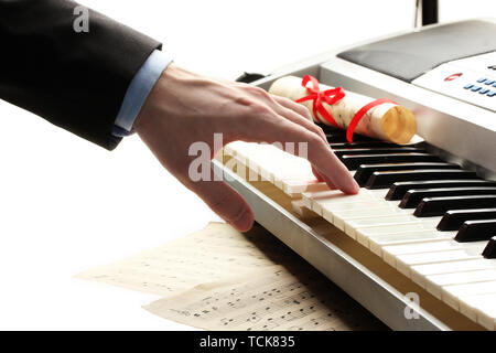 Mano di uomo suonare il pianoforte Foto Stock