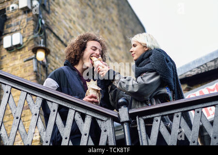 Coppia felice di mangiare kebab, shawarma, in Camden Town Foto Stock