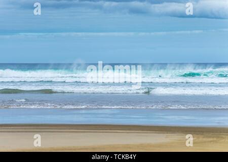 Rottura di onde sulla spiaggia, Ninety Mile Beach, estremo Nord distretto, Northland e North Island, Nuova Zelanda Foto Stock