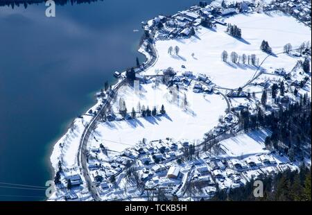 Il Lago Walchensee e città Walchensee, Alta Baviera, Baviera, Germania Foto Stock