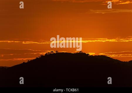 Arancione tramonto, hill in controluce, vicino a Paguera o Peguera, Maiorca, isole Baleari, Spagna Foto Stock