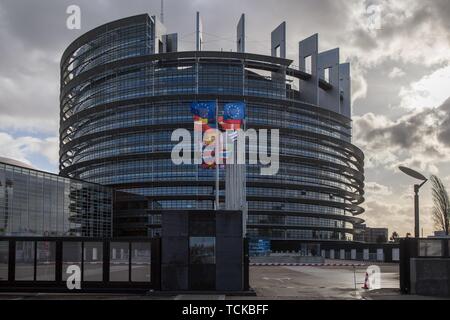 Bandiere europee nel vento, Louise-Weiss edificio, sede del Parlamento europeo a Strasburgo, Francia Foto Stock