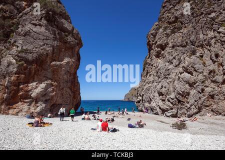 La gente si può prendere il sole sulla spiaggia nella gola Torrent de Pareis, Cala de Sa Calobra, Serra de Tramuntana, Maiorca, isole Baleari, Spagna Foto Stock
